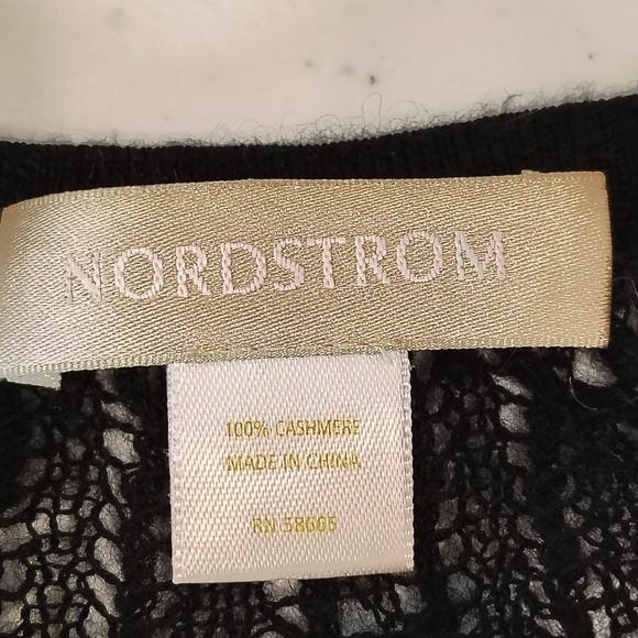 NORDSTROM SHRUG WOMES SZ SMALL 100% CASHMERE BLACK FRONT TIE SOFT CHIC LUXURY - Picture 3 of 8